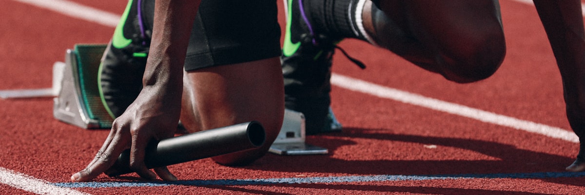 足球比赛现场高清直播画面 - 球员正在激烈拼抢