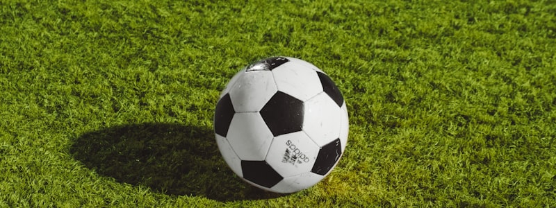 英超联赛赛后新闻发布会现场 - 主教练正在接受采访